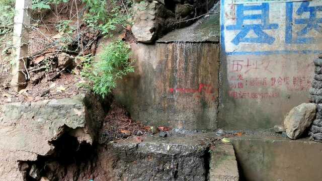 夏天雨后南阳西峡小山村里山泉自流清澈见底