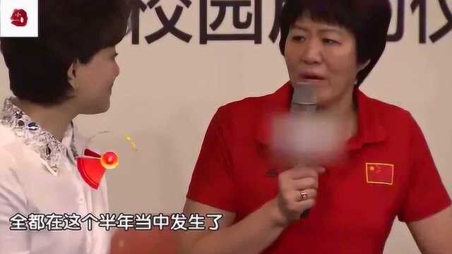 中国女排朱婷讲英文太苏了,郎平全程移不开眼不愧是国际球星