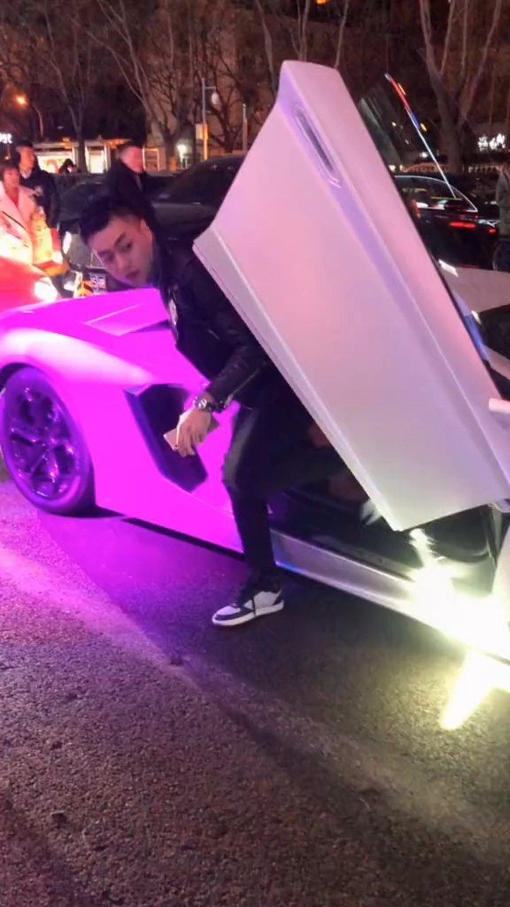 日常偶遇帅哥单手开兰博基尼大牛路人都说是某明星