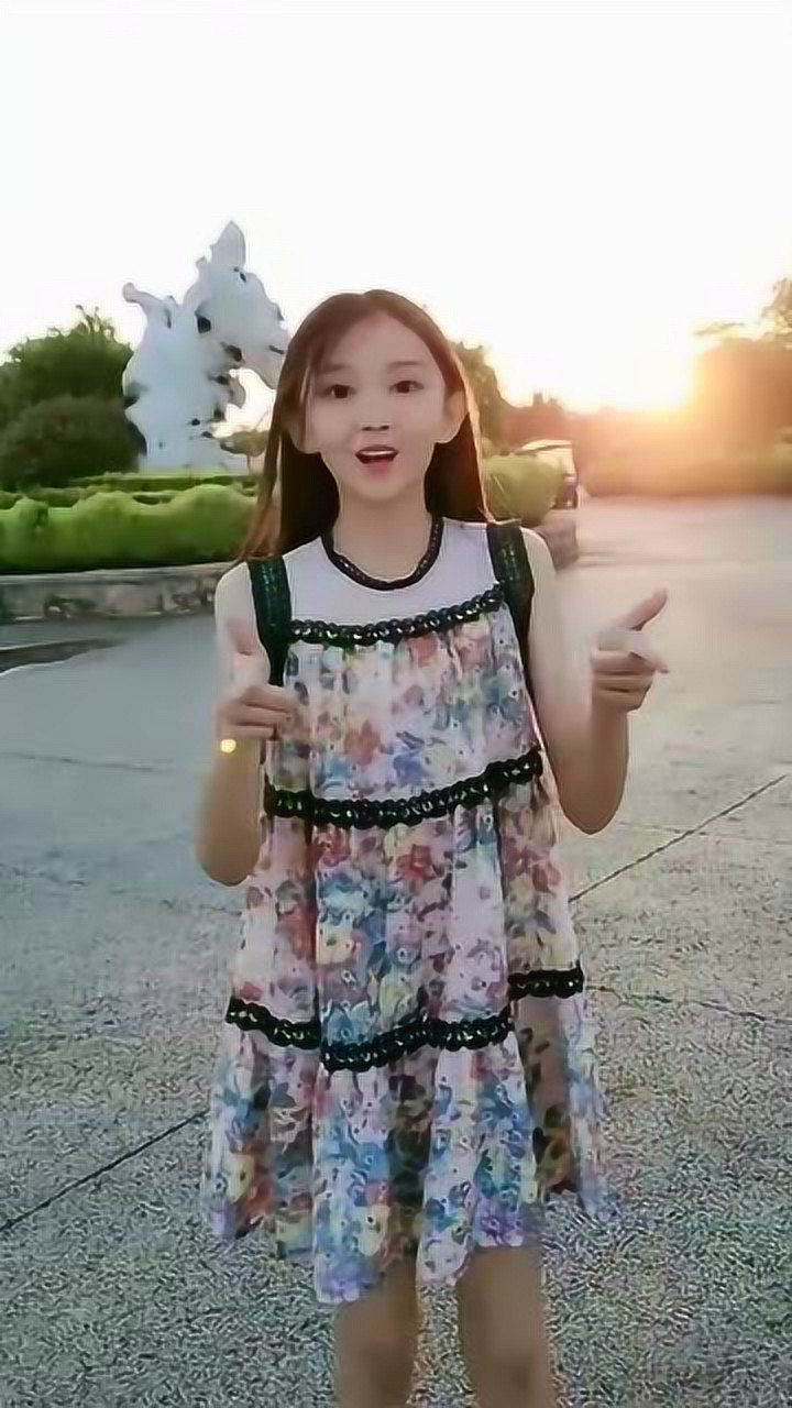 宋小睿伴着落日余晖跳舞眼前的这幕我真想把她娶回家