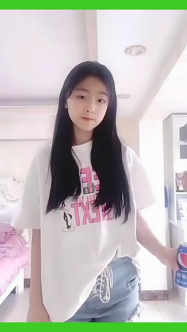 活泼可爱的零零后妹子,一脸素颜,样子看着十分真实