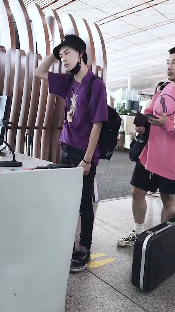 小鬼王琳凯摘下帽子的那一刻后面的大哥估计惊呆了吧