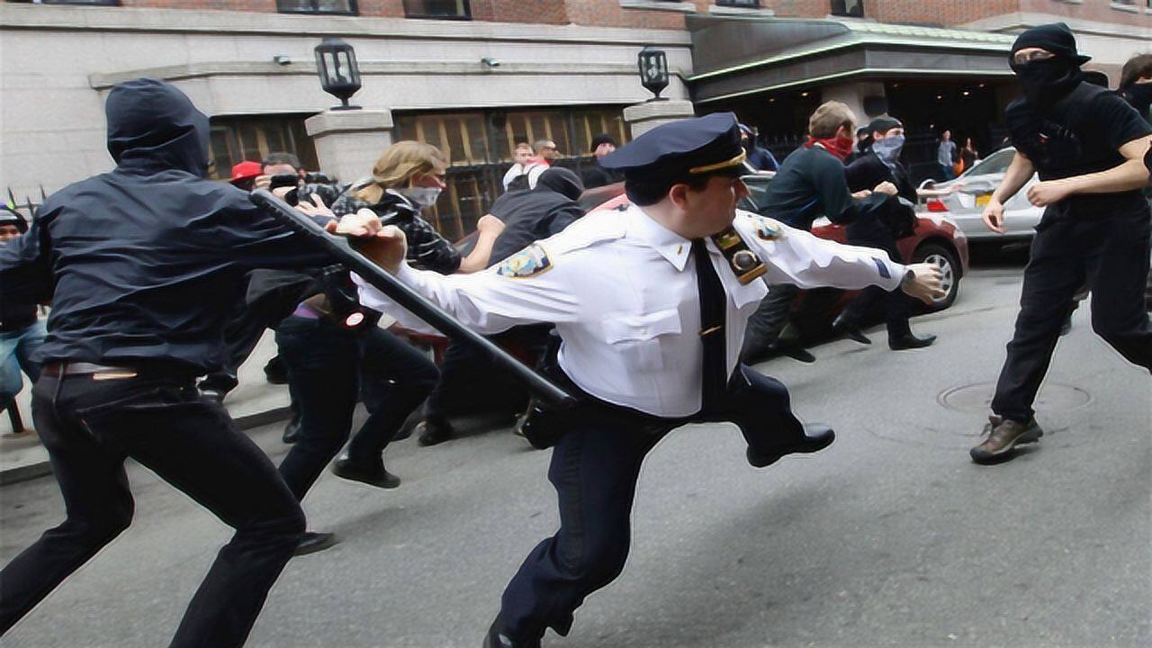 美国警察暴力执法不断当众拳击白人女子致昏迷画面曝光