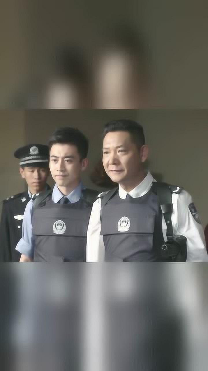 警察锅哥锅哥胆大包天当警花面说她老爸坏话当场被报复