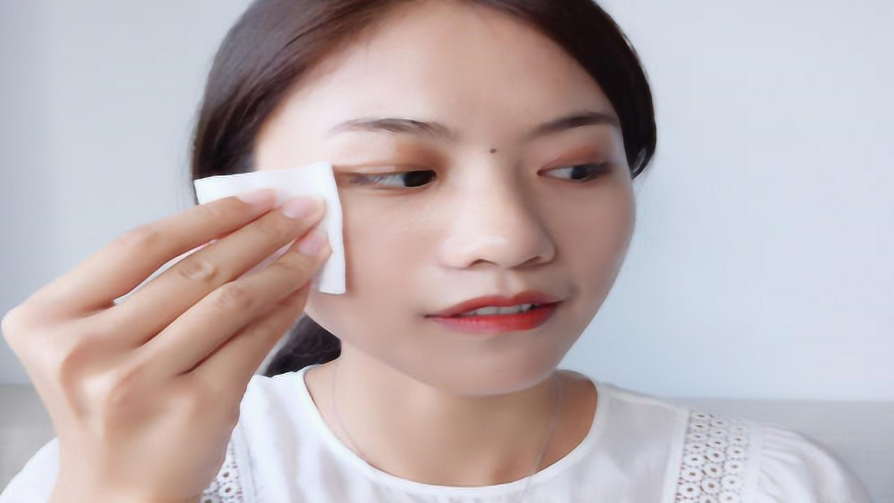 涂抹防晒霜后到底要不要卸妆?可惜很多人弄错了,难怪皮肤越来越差