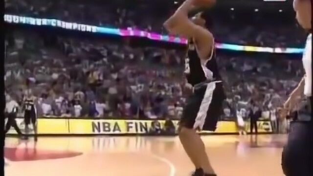 NBA历史上的今天2005年总决赛G5,加时赛最后5.8秒,罗伯特霍里命中制胜三分准绝杀活塞,帮助马刺赢下天王山之战!