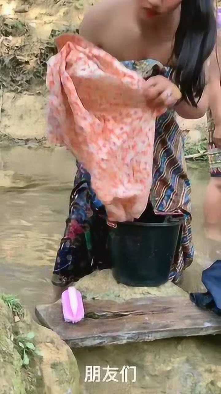 老挝美女在河边洗澡身上只是裹了一层布这也太开放了