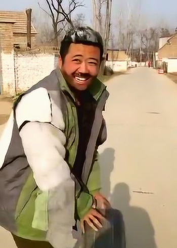 木易阿伟这是怎么了