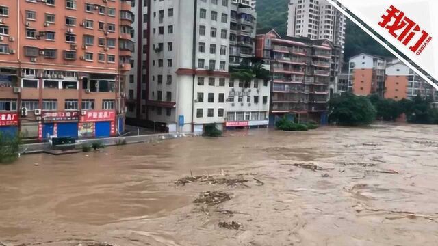 直击重庆綦江洪峰过境:江边有店铺一层被淹 只露出门牌