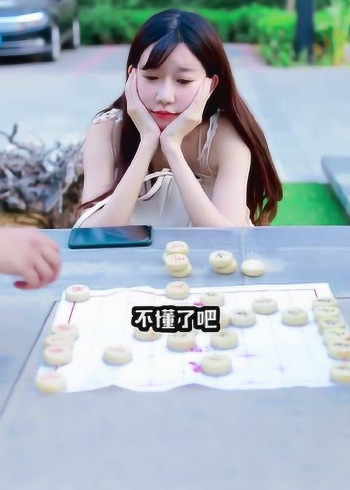 这大爷的心可真大,电动车都被推走了,丝毫不慌张!