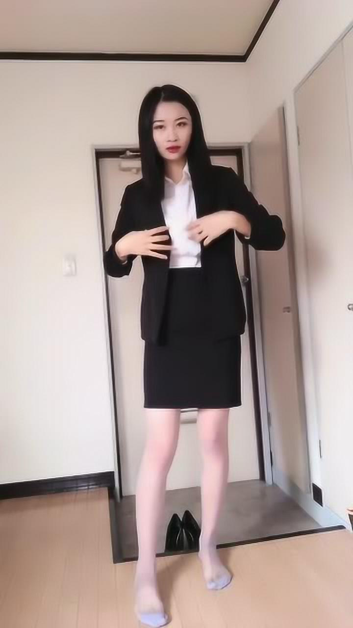 你们觉得女神的这双浅灰色丝袜亮不亮是不是把肤色提升了不少