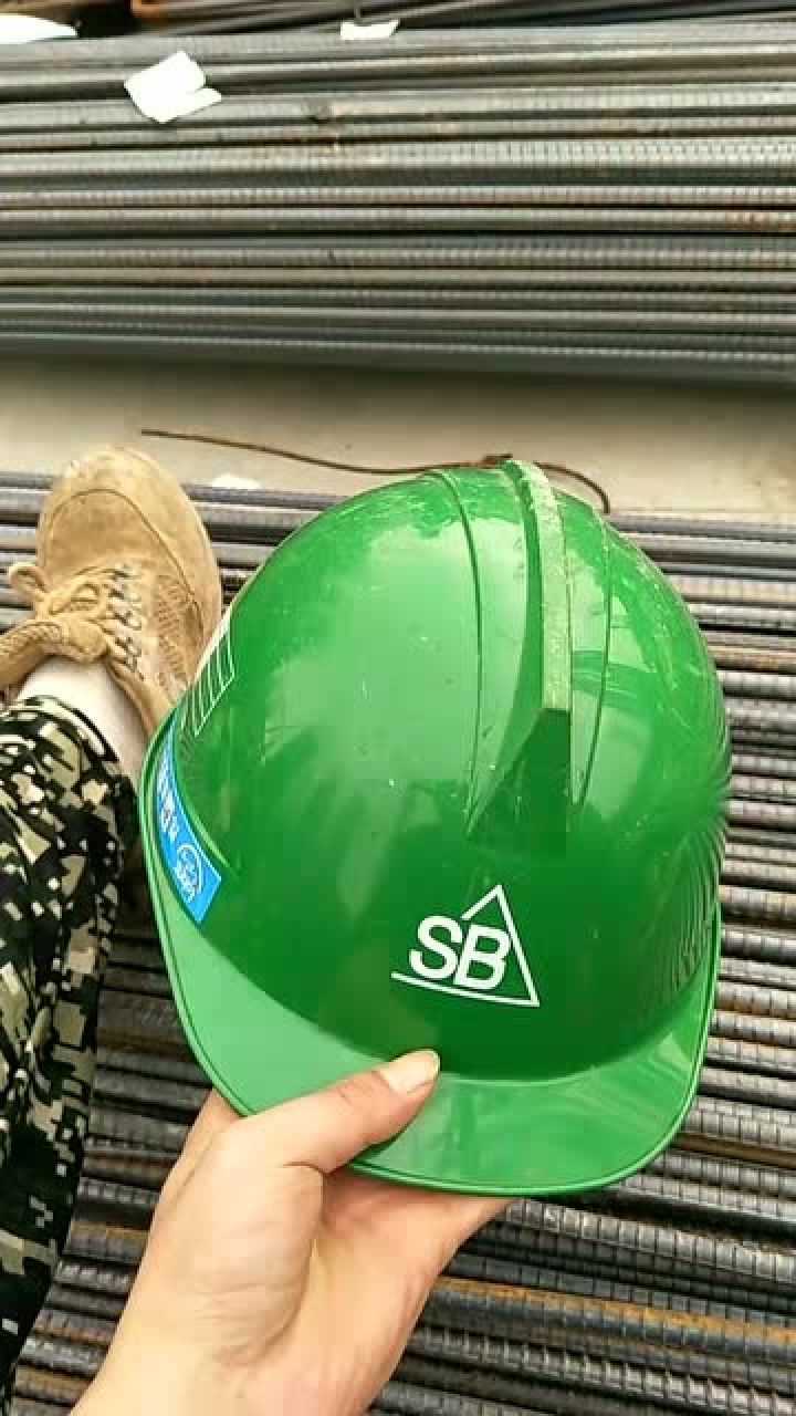 韩国的安全帽,颜色是绿色也就算了,上面的字母更有趣!