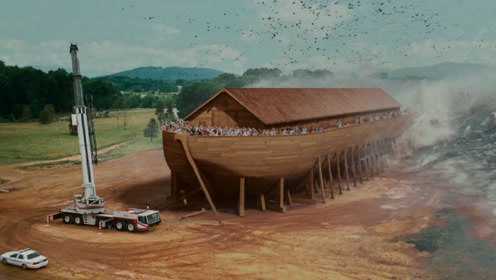 喜剧电影：为了抵御洪水，老人建造一艘大船，还把船驶进了城市