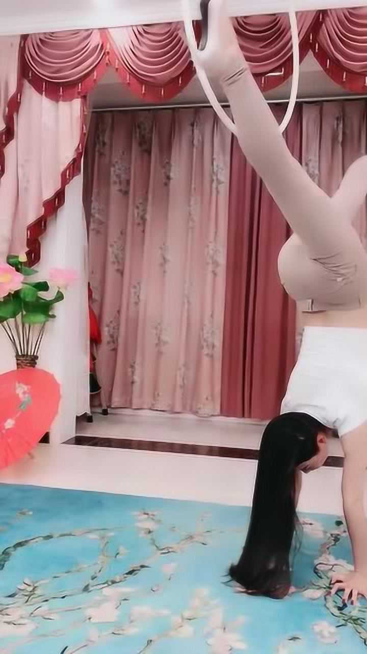 大长腿的姑娘表演才艺这倒立一字马动作真到位确实了不得