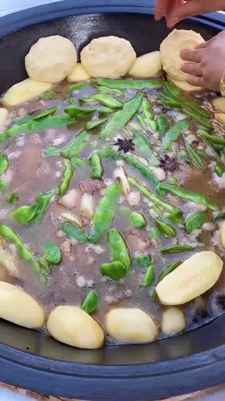 東北特色一鍋出鐵鍋燉豆角蒸茄子蒸土豆蒸雞蛋醬鍋貼大餅子真美味