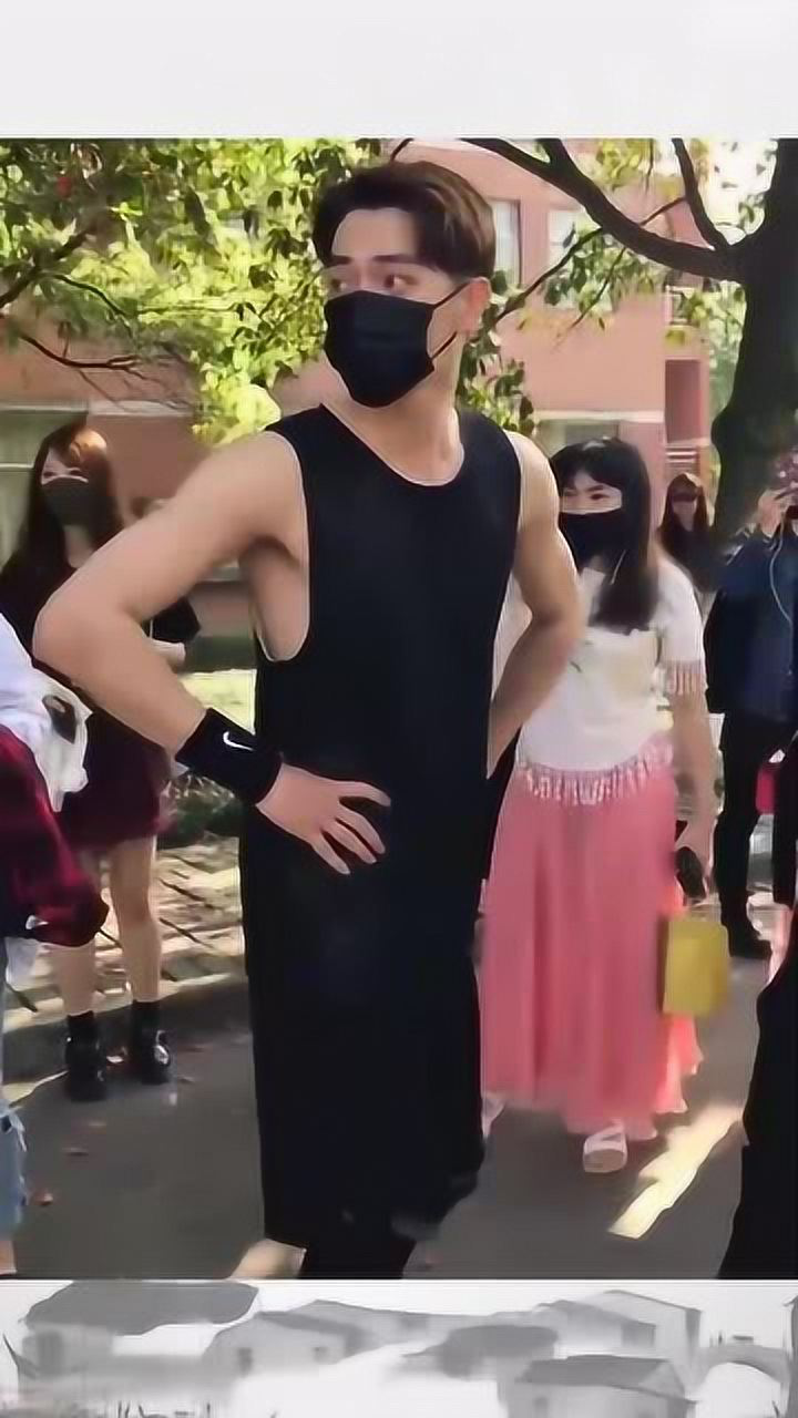 许凯被一群粉丝围堵没想到却看到了他的纹身竟然在这种地方