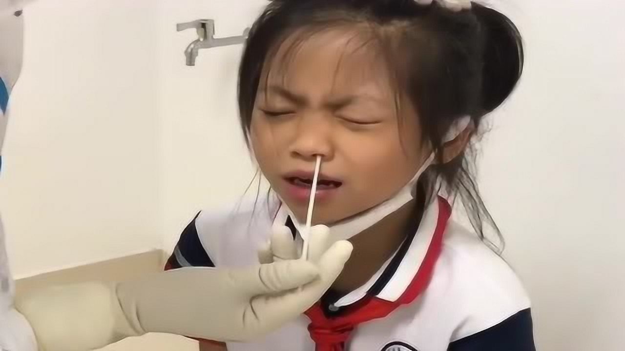 核酸检测完女孩的口腔又进行鼻腔检测孩子实在受不了了