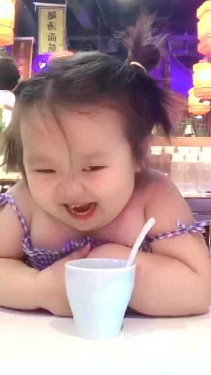 胖胖的小女孩真是可爱啊这是又要骗我生女儿吗