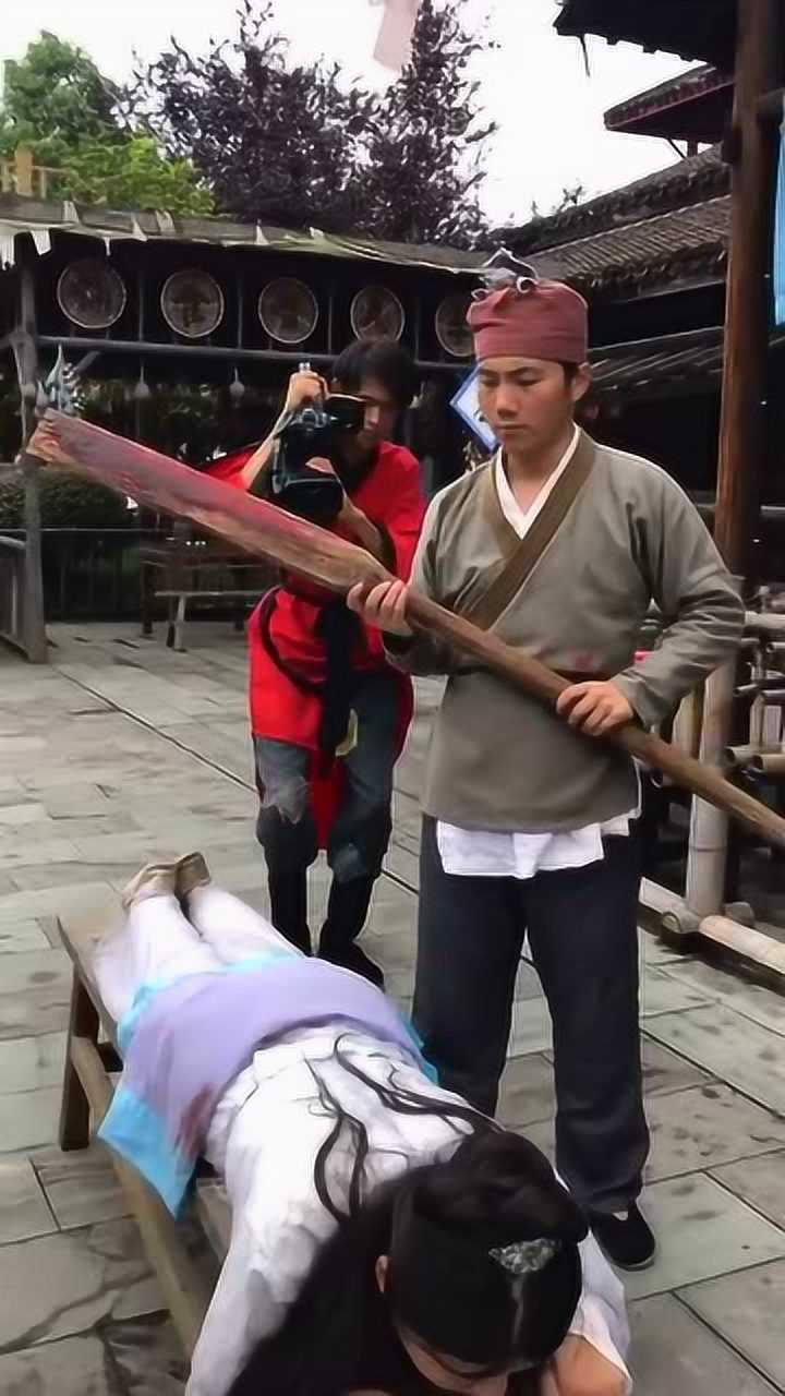 足足打了一百下屁股都开了花现在你们知道影视剧中的板子是怎么打的了