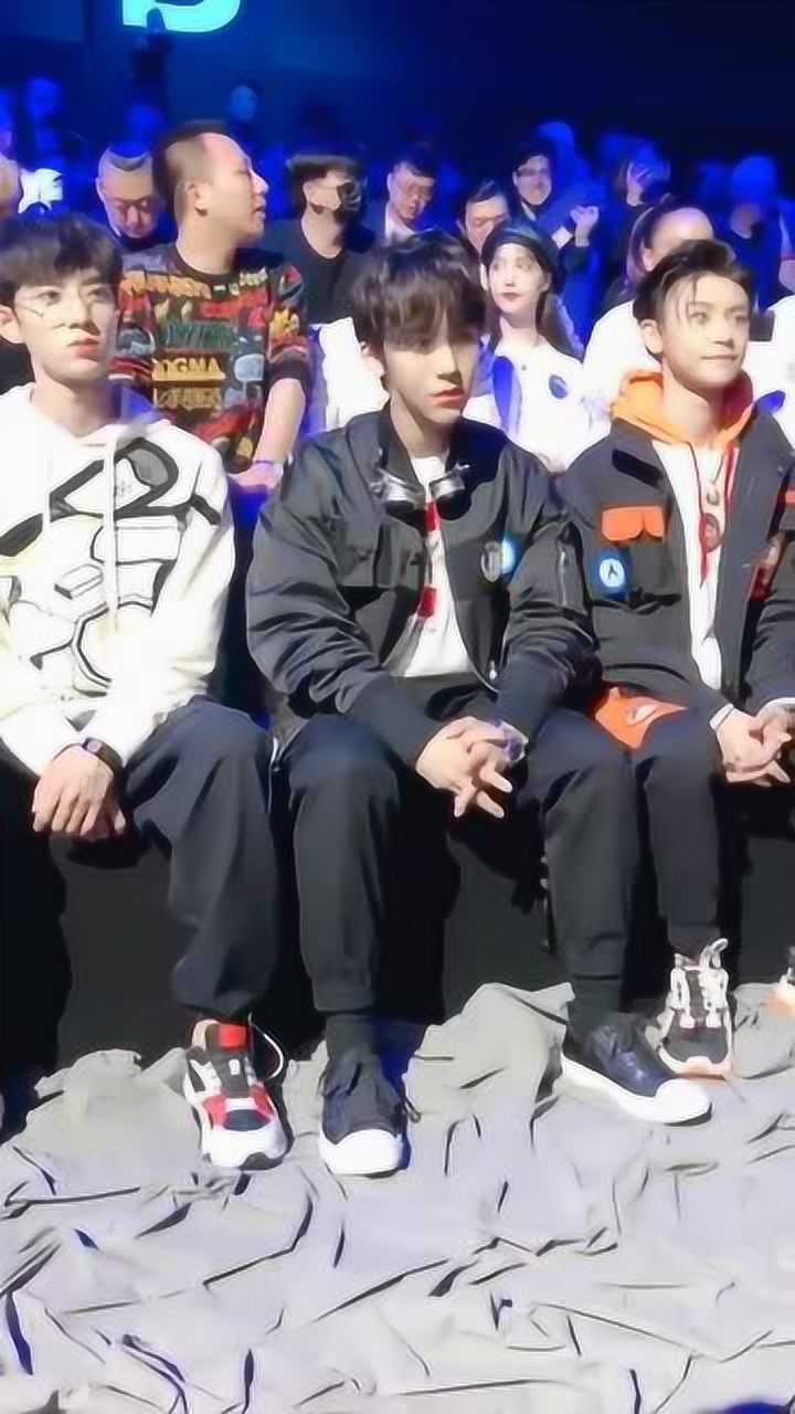 黄新淳丁泽仁出席上海时装周小黄人好可爱看到最后有惊喜