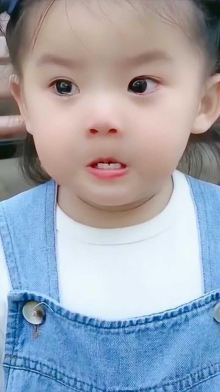 这个"咬牙切齿"的小萌娃表情,真是奶凶奶凶的,可爱极了