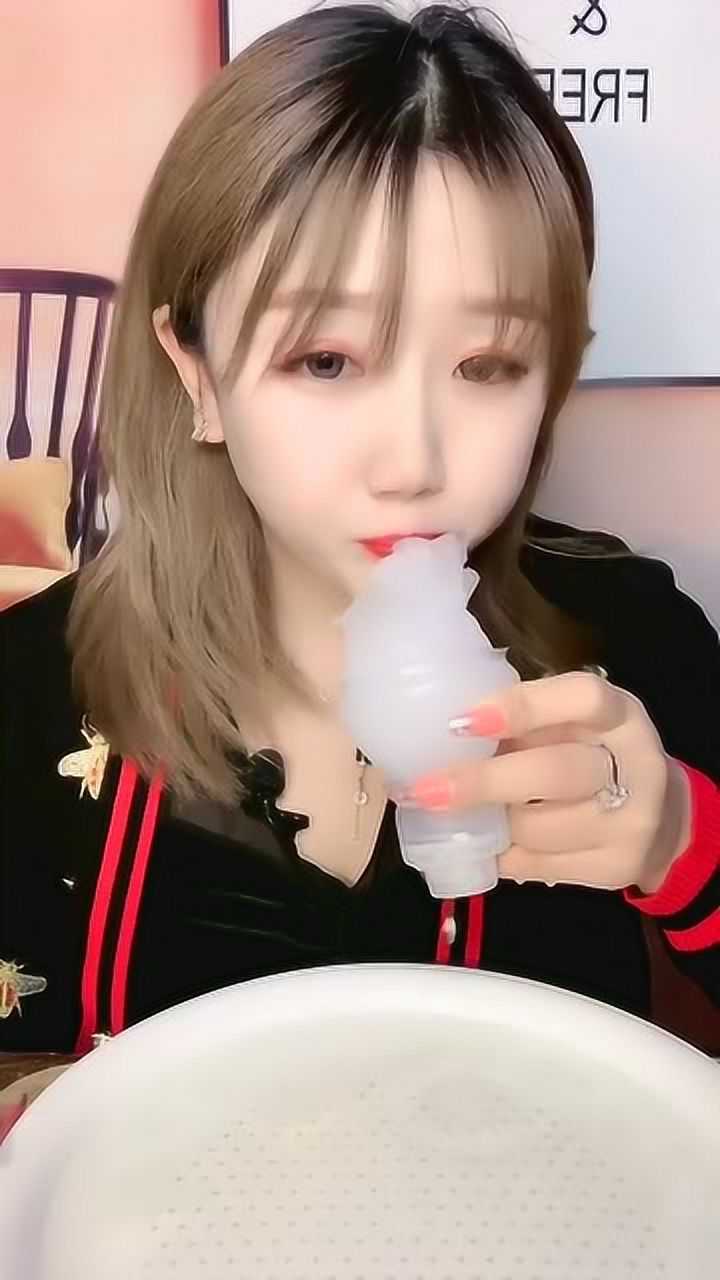 中国吃冰主播现状大口吞纯净水冰块看谁吃的多吃得太爽了