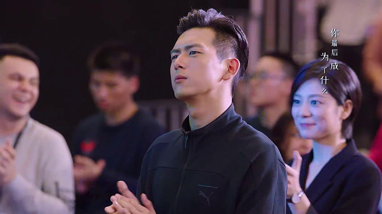 韩商言带队员出国比赛获得世界冠军,全场欢呼沸腾.