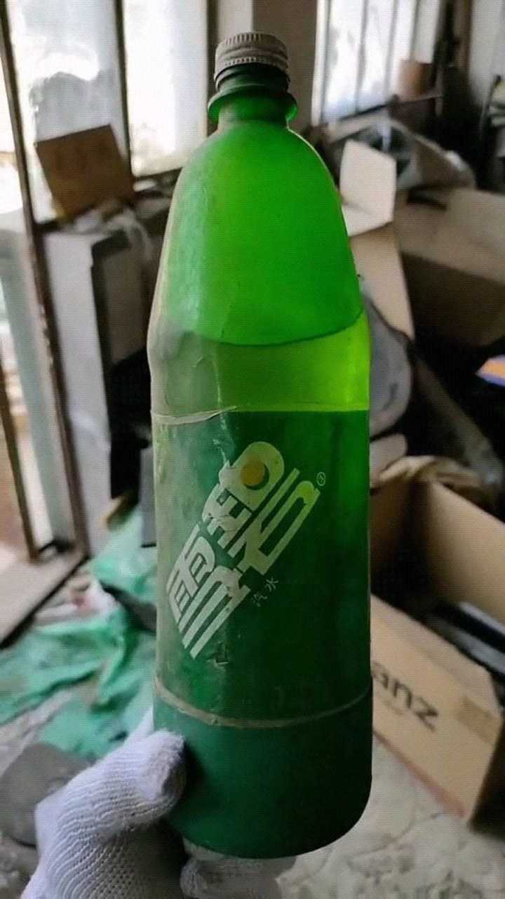 一瓶82年的雪碧珍藏许久都快酿馊了
