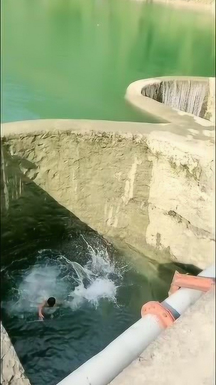 不得不佩服这些小孩的勇气,那么深的水坑,都敢跳