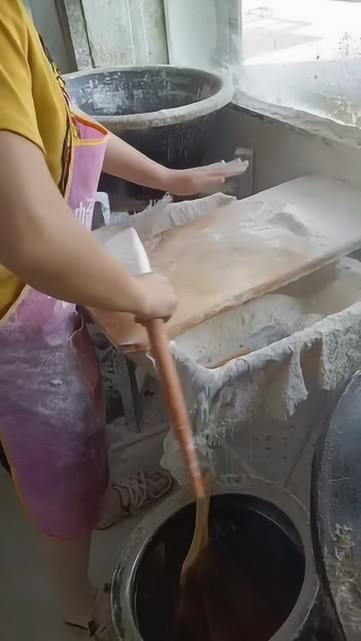 威县名吃大饼卷肉嫂子做饼的手法很独到做出来的饼也很劲道