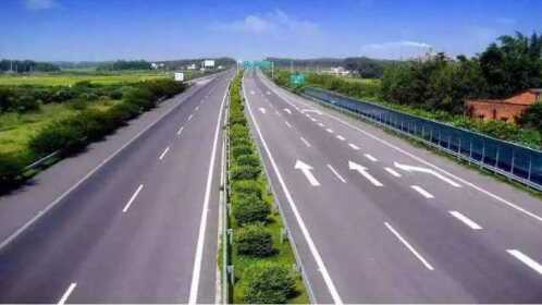 高速的三条车道,新手走哪条路最安全?老司机教你,关键时能救命