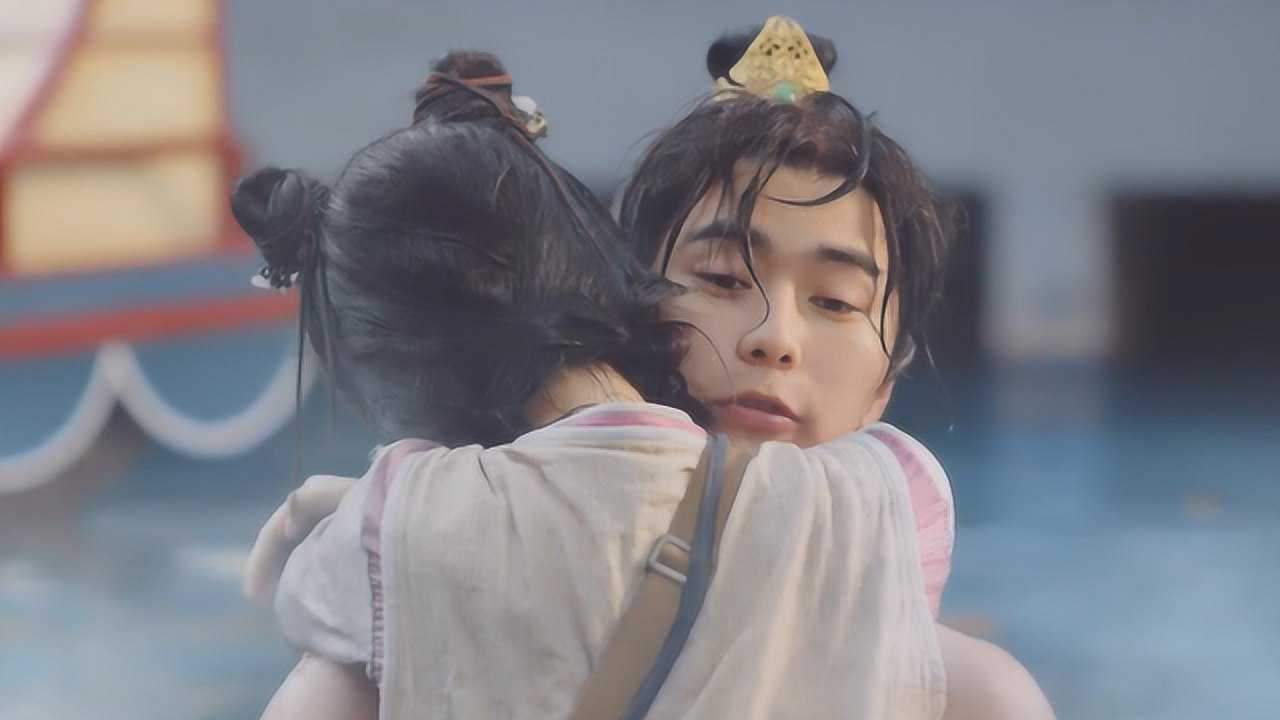 女子从天而降一见赵错就抱了上去竟然还想脱人家的裤子