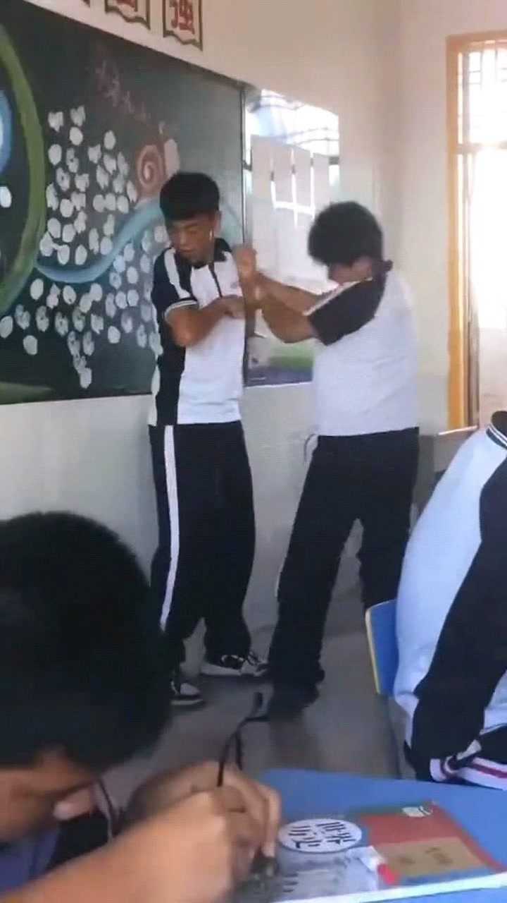 初中生教室打架,像闹着玩,打急眼那就是另回事了!