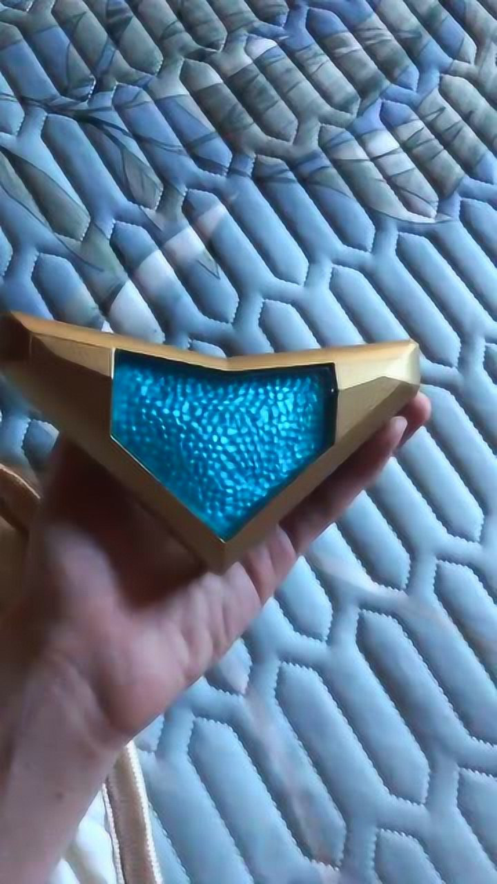 盖亚奥特曼变身器按下音效键的那一刻仿佛自己也能变成光
