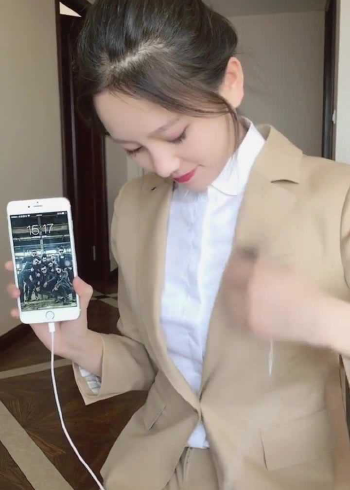 制服美女演示手机充电,原来我们平时都插错了孔