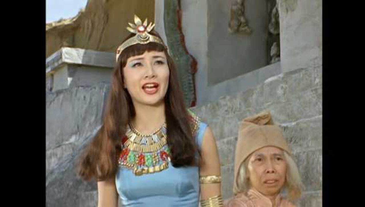 初代奥特曼安东拉从地底钻出来把科特队的枪都吸走了