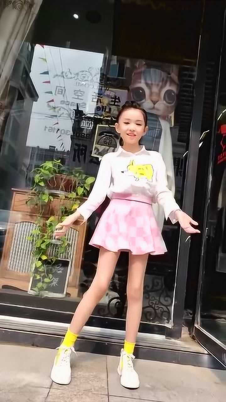 童模宋小睿换袜子图片