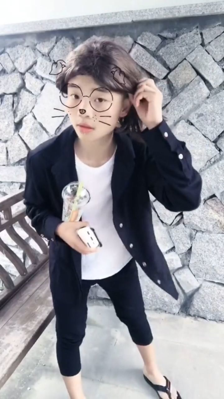 盘点精神小妹的拍摄方式手机必须得有一杯饮料然后老是在撩头发