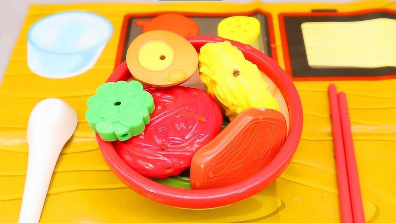 神奇魔法变色食玩!小猪佩奇做营养拉面