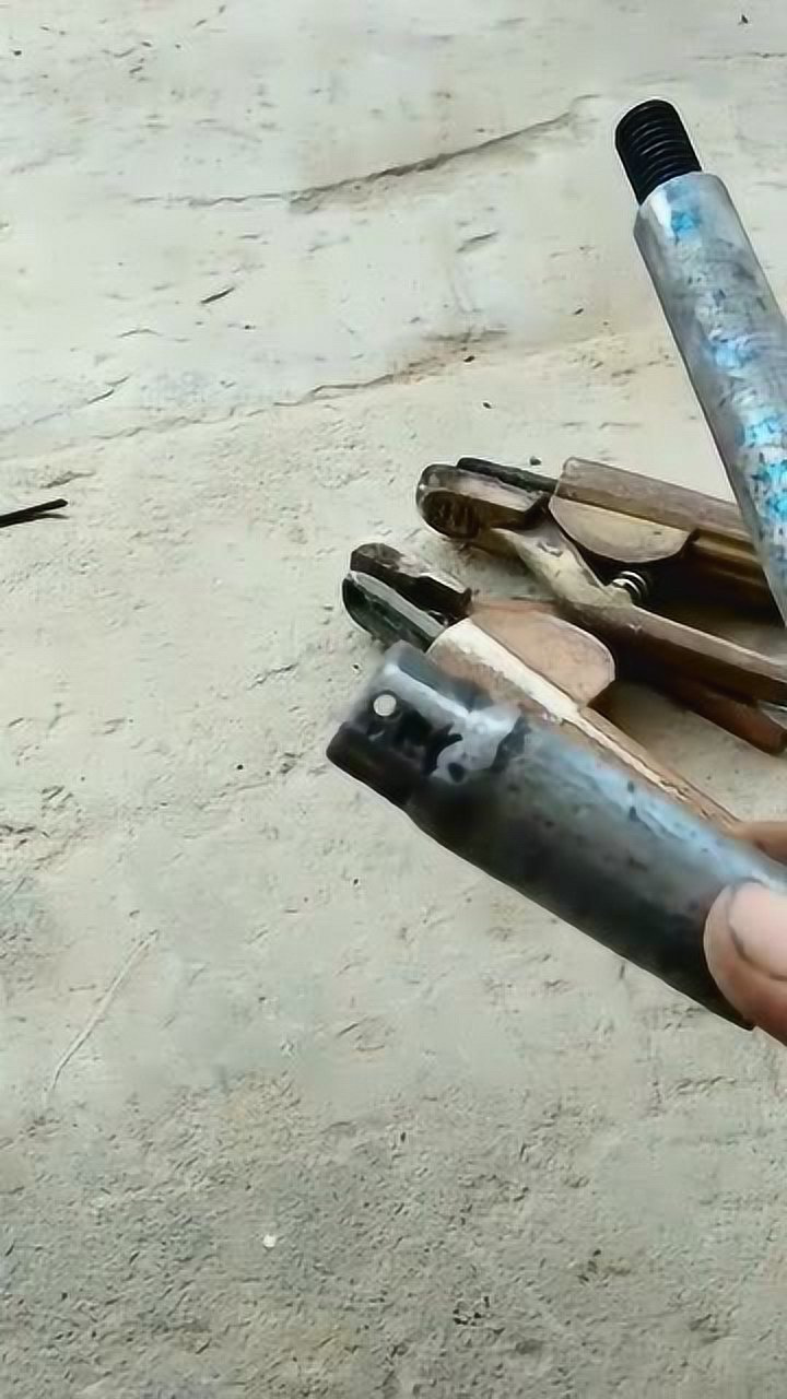 小伙自制电焊钳,简单实用而且永久不坏,老师傅看了都佩服!