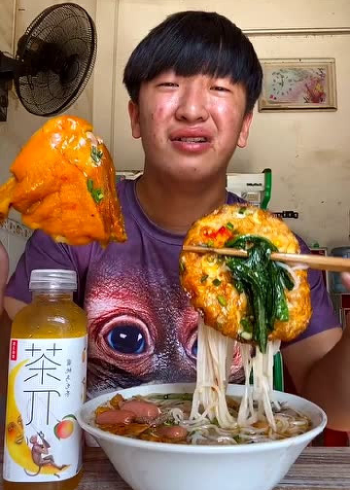 农村成杰牙齿疼嘴巴都肿成香肠了依旧对吃的不离不弃