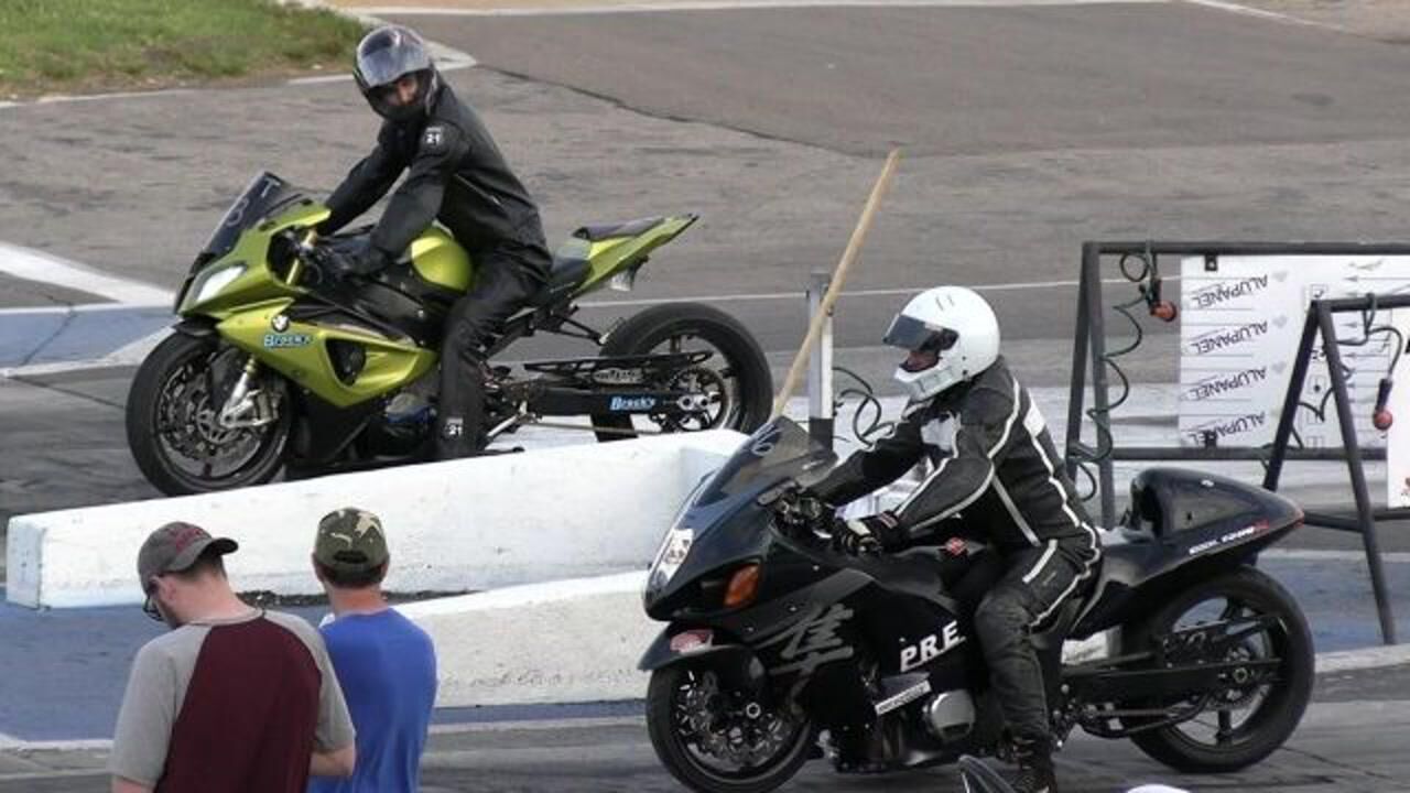 同样是30万摩托车起步一瞬间才知道宝马和铃木隼的差距有多大