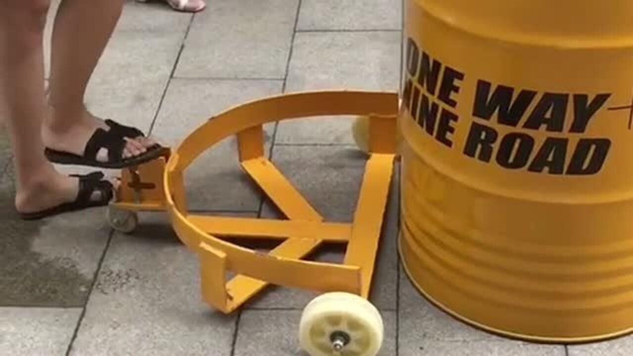 牛人自制发明油桶搬运车使用起来简直太方便小发明具有大作用