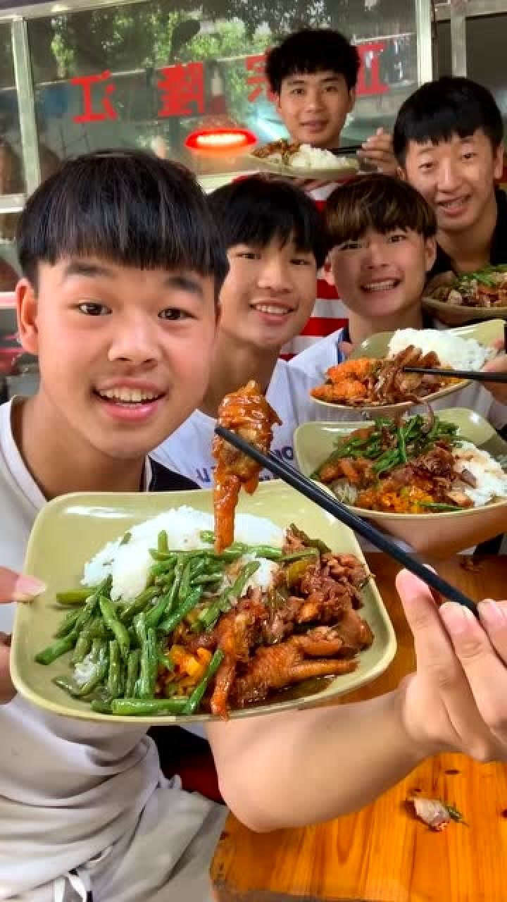 精神小伙集体到镇上吃饭真香