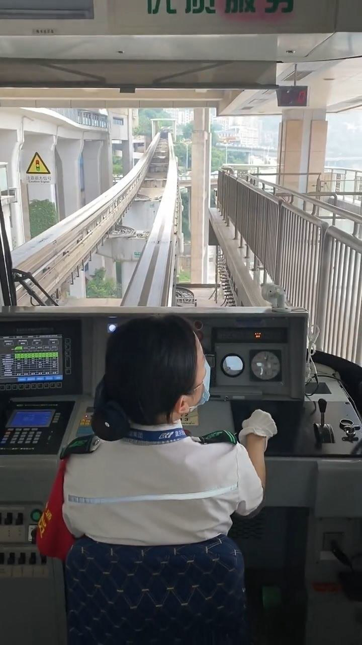 来重庆一定要坐轻轨太厉害了满满的高大上