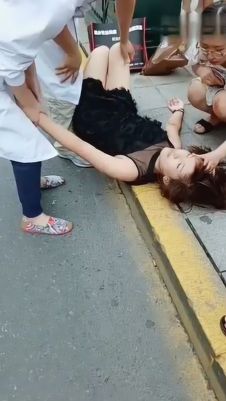 美女献完血后晕倒在马路边了