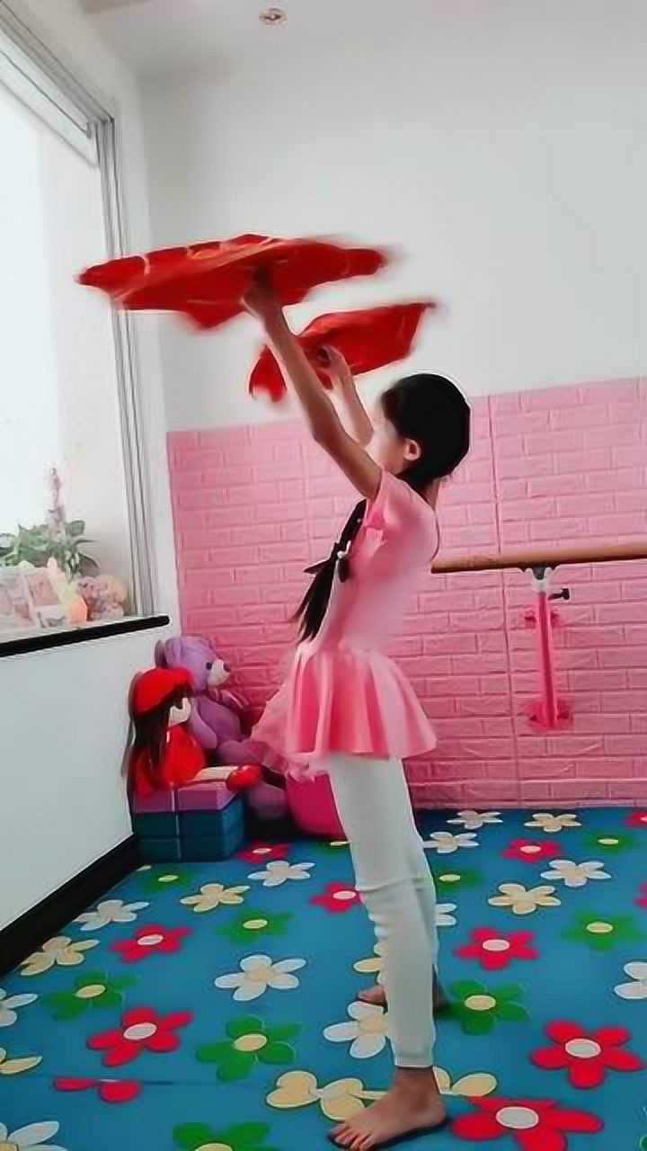 小妹妹双手转手帕,再来个高难度动作,网友:小妹妹真厉害!