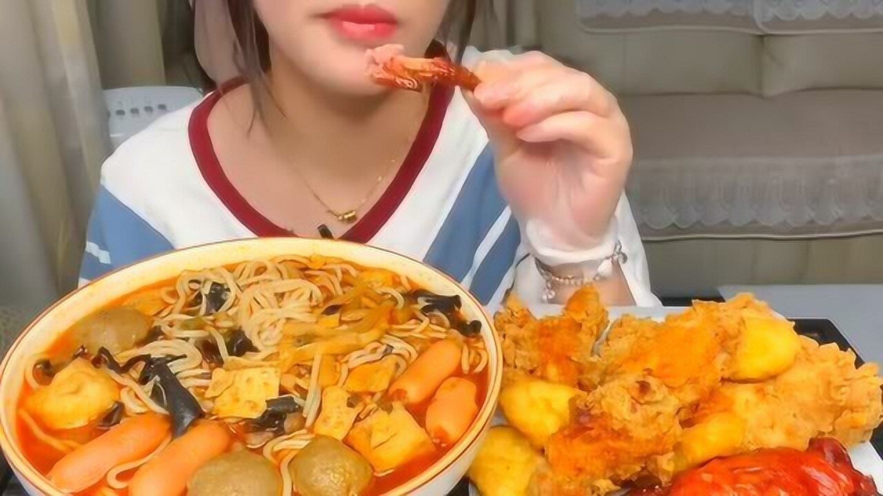 美食吃播:大胃王美女吃鸡翅包饭炸鸡配螺蛳粉,吃得太爽了