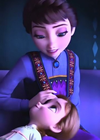 小时候的艾莎和安娜,女王的童年,你觉得谁比较可爱?