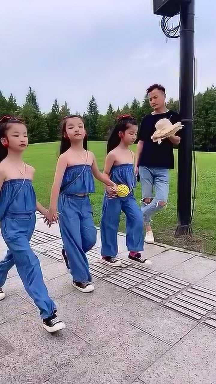 三胞胎小姐妹手牵手出来散步了
